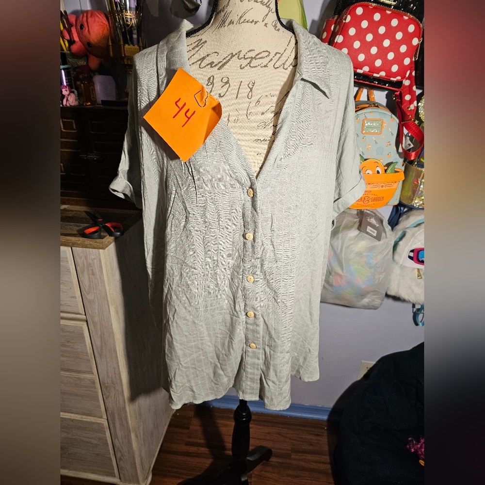 Emery Rose Button Up Blouse NWT Size 4x Light Green Sage